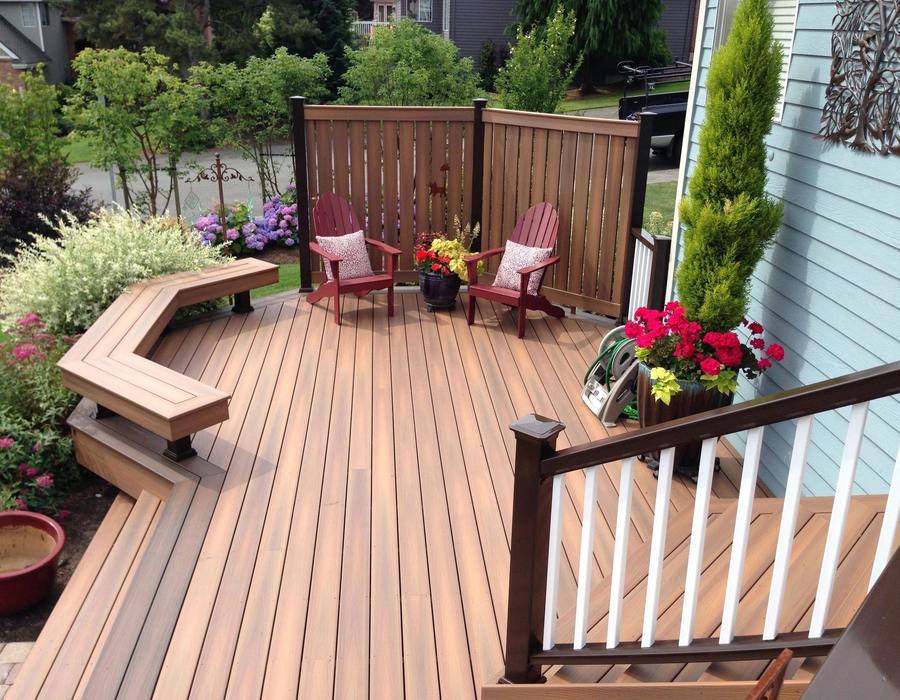 Deck with integrated seating and garden inspiration